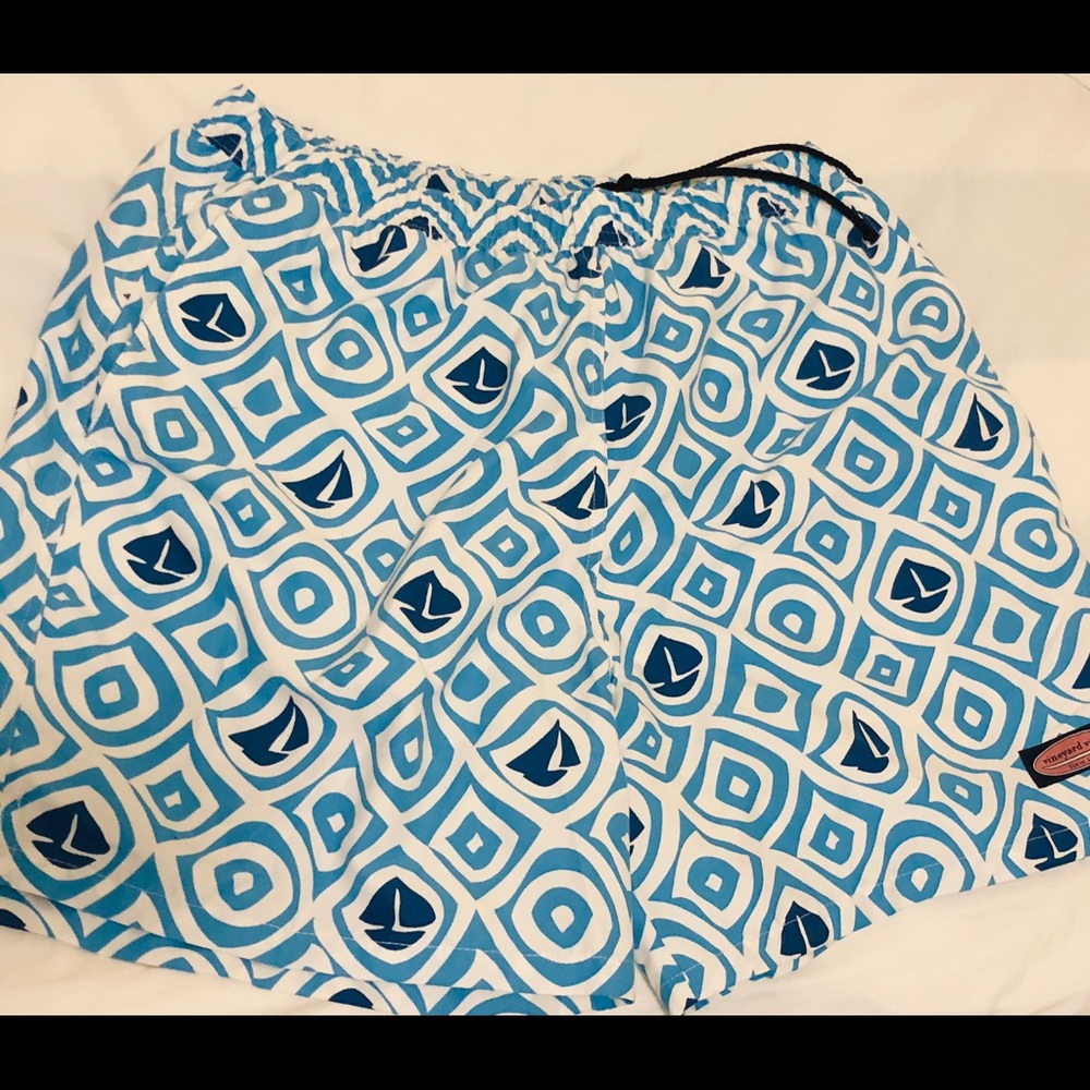 Vineyard Vines Chappy trunk size Large.